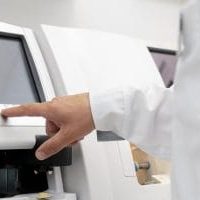 medico-que-trabaja-en-una-clinica-de-oftalmologia (1)