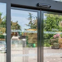 Electroimanes en puertas automáticas telescópicas